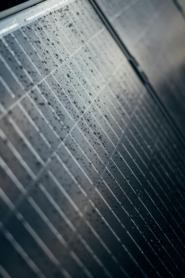 Regentropfen auf der Glasoberfläche eines Solarmoduls
