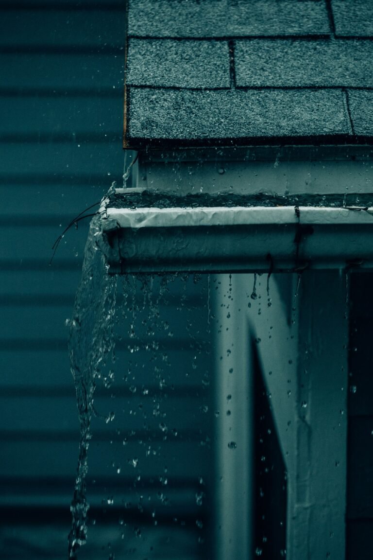 Wasser läuft bei Starkregen über den Rand einer Dachrinne