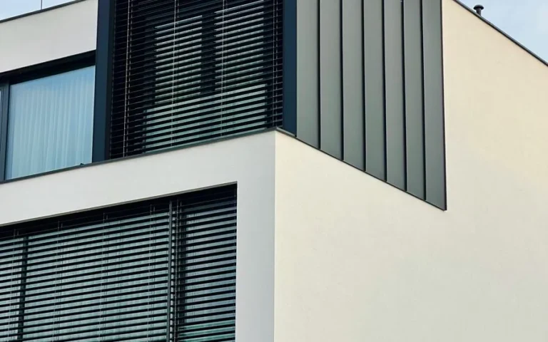 Außenjalousien an einem Wohnhaus