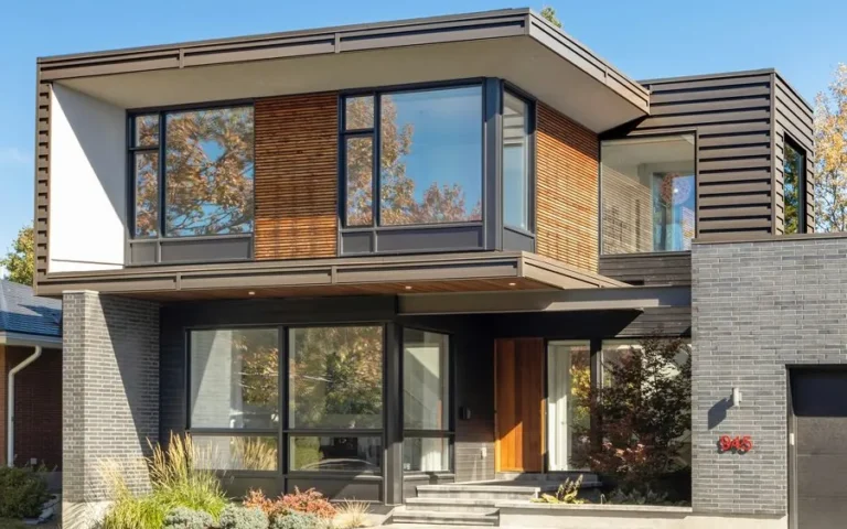 Modernes Haus mit großen Glasflächen