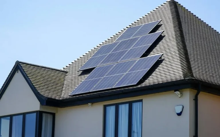 Einfamilienhaus mit Solaranlage auf dem Dach