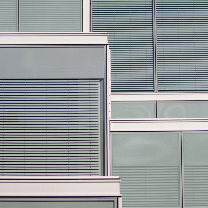 Außenjalousien an einer modernen Fassade