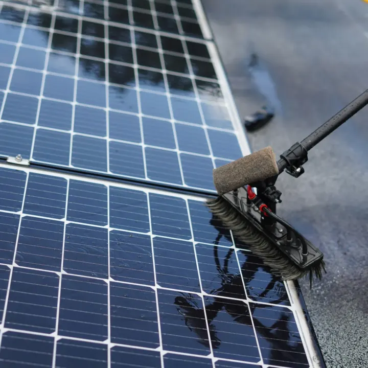 Photovoltaikreinigung mit Reinwasserbürste an der Teleskopstange